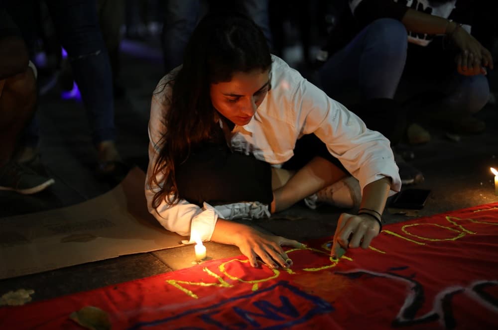 Una joven, durante la vigilia en Caracas.