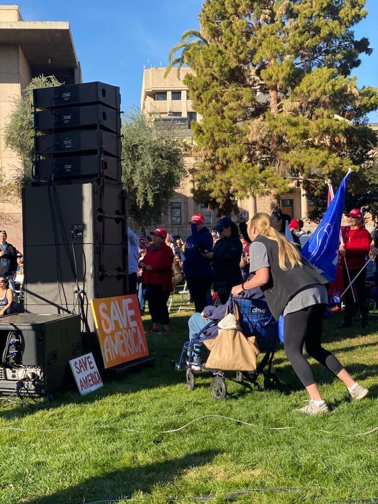 Un grupo de personas protestan por los resultados de las elecciones a días de que se posesione el presidente electo Joe Biden.
<br>