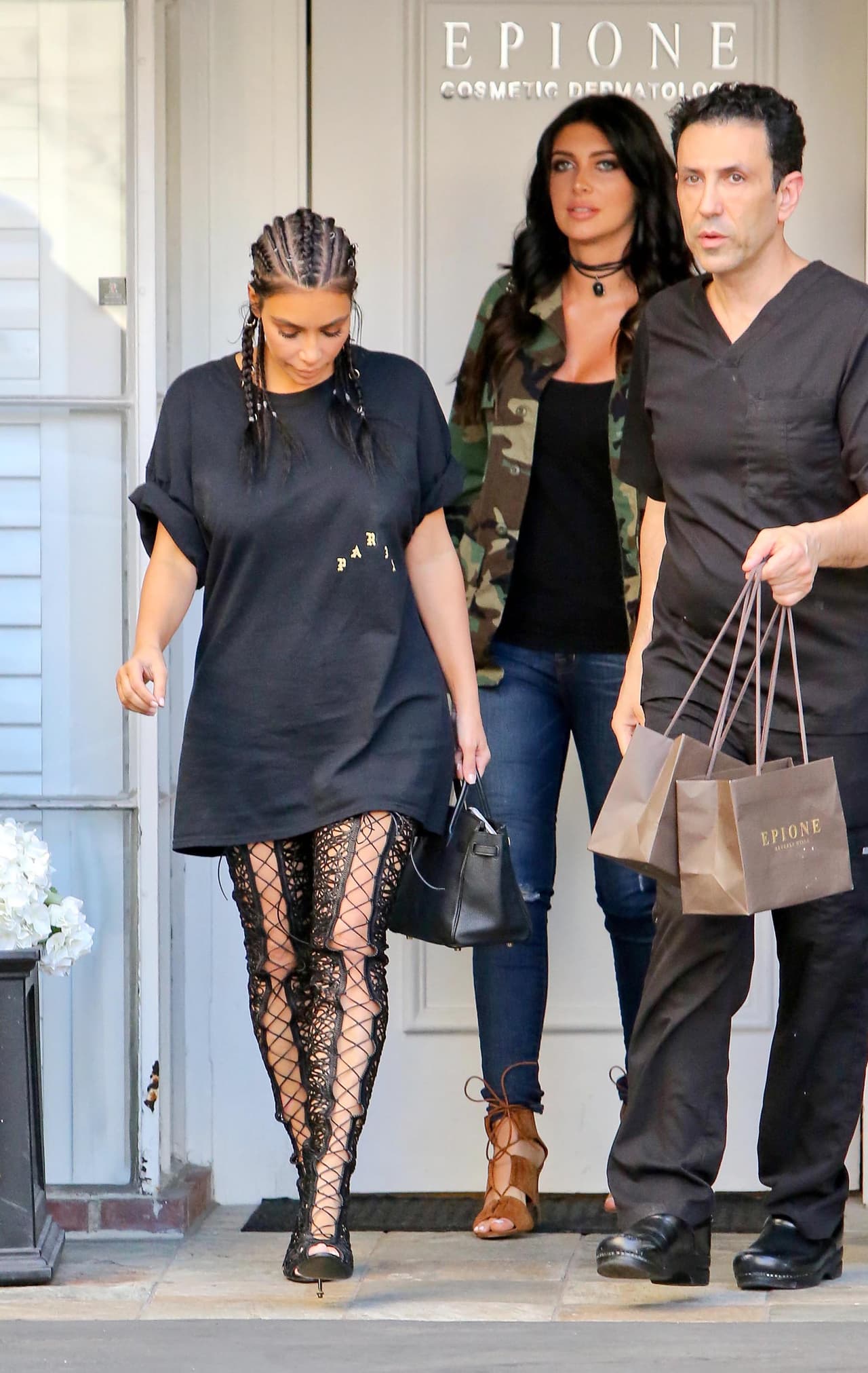 Pero las señoras Kardashian y Gastineau son tan "fi-fí" que hasta tienen a un asistente que les lleva las bolsitas de las compras a su auto. ¿Estará incluido en el tax?