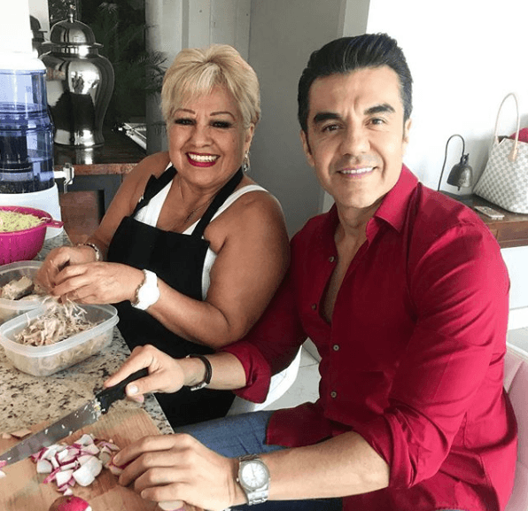 Una de las personas que nunca se separó del actor en los momentos difíciles fue su madre, doña Guadalupe Uribe. "No hay mejor tranquilizante para estos momentos que la mano de mi madre. Gracias a todos por sus oraciones y buenas vibras. Todo salió bien, gracias a Dios", escribió Adrián en su cuenta de Instagram.