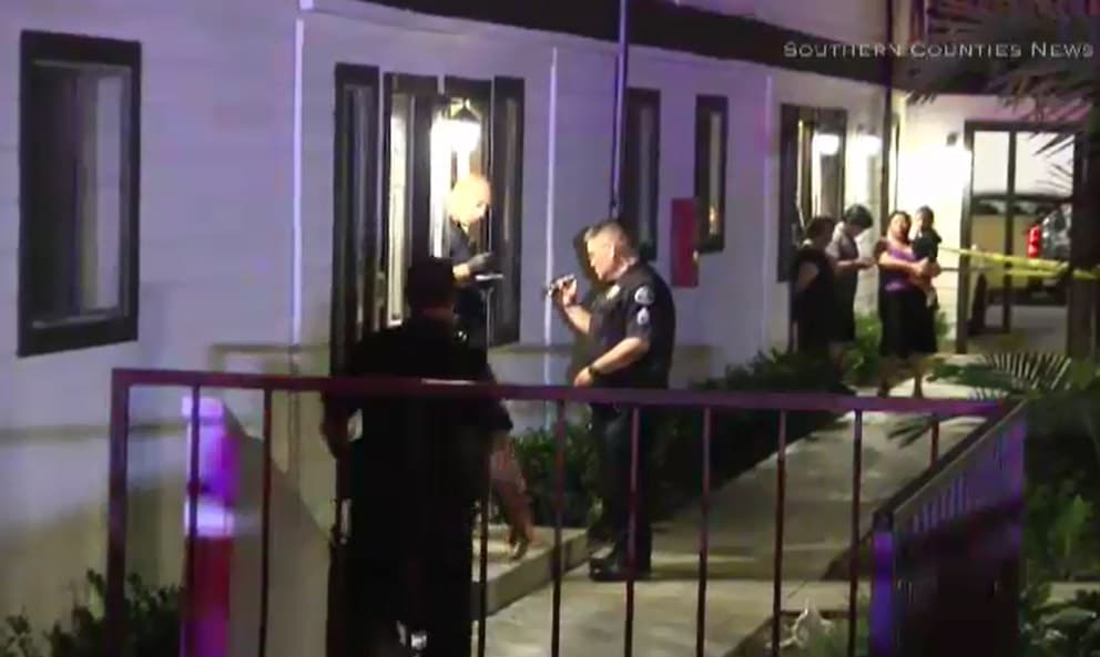 La policía de Costa Mesa investiga un asalto que dejó a tres miembros de una familia heridos.