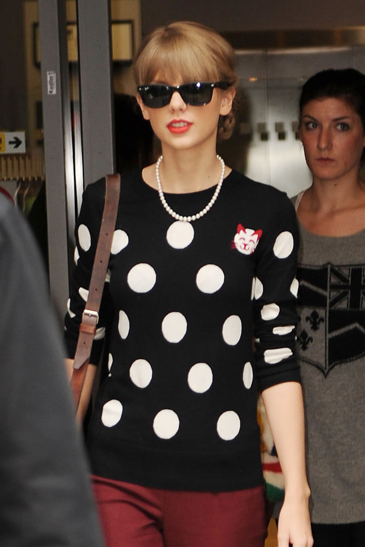 Los suéteres con ´polka dots´ siempre tendrán el estilo perfecto. Quieres robar las miradas de todos y que el frío no te haga nada, opta por combinar a la perfección este suéter con el uniforme de la escuela.