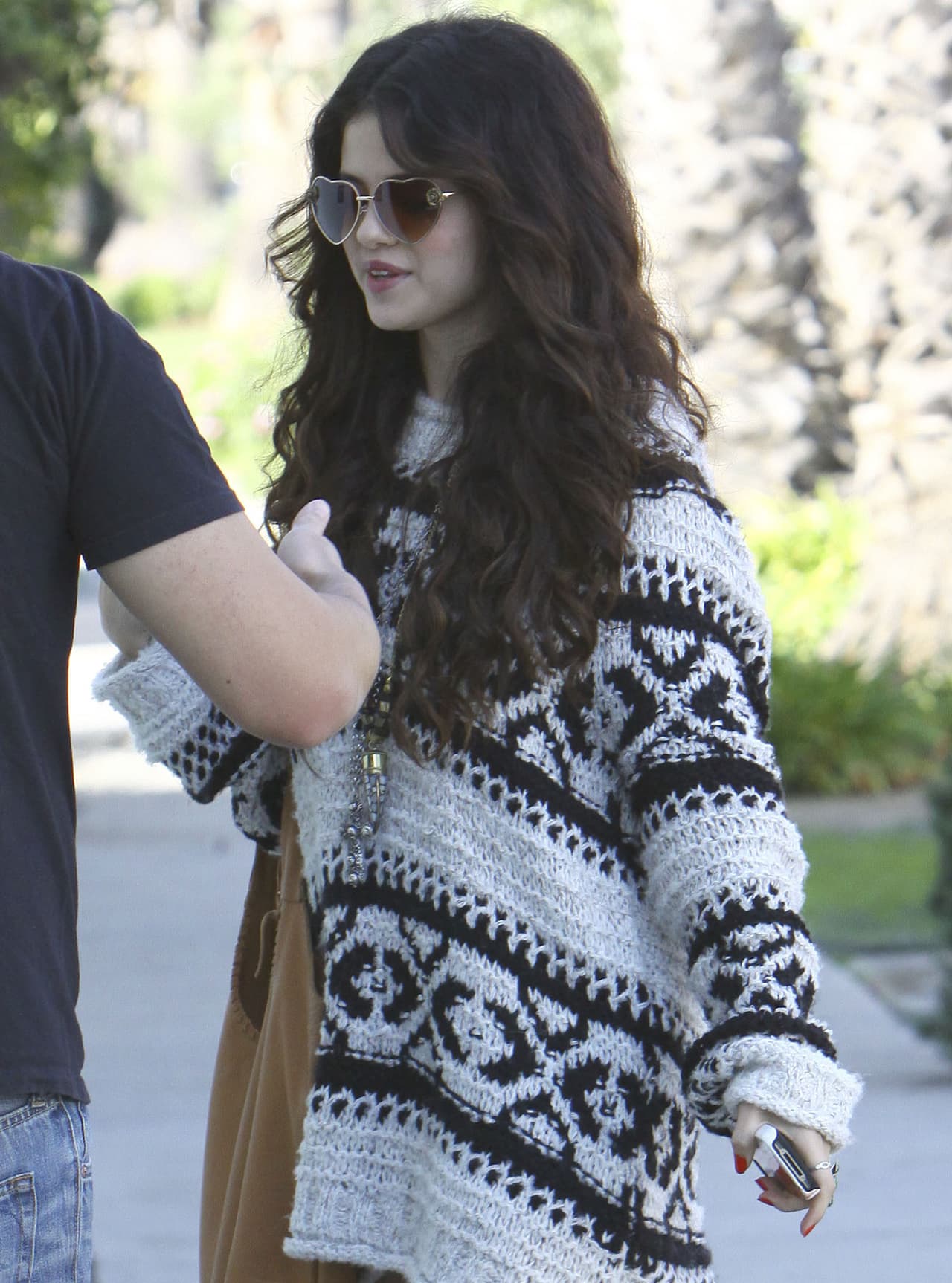 Si eres de las chicas que te gusta la tendencia boho chic es inevitable que tengas un suéter con estampado étnico, como es para el colegio procura que sea un estampado discreto.