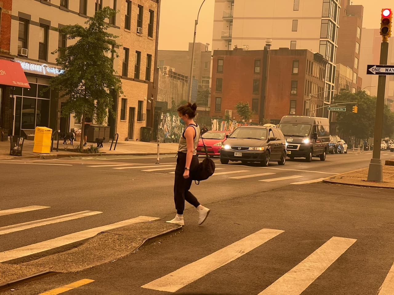 <a href="https://www.univision.com/local/nueva-york-wxtv/sol-naranja-ilumina-nueva-york-mala-calidad-aire-incendios">Las calles de la Ciudad lucieron con un color naranja</a> y un constante olor a humo.