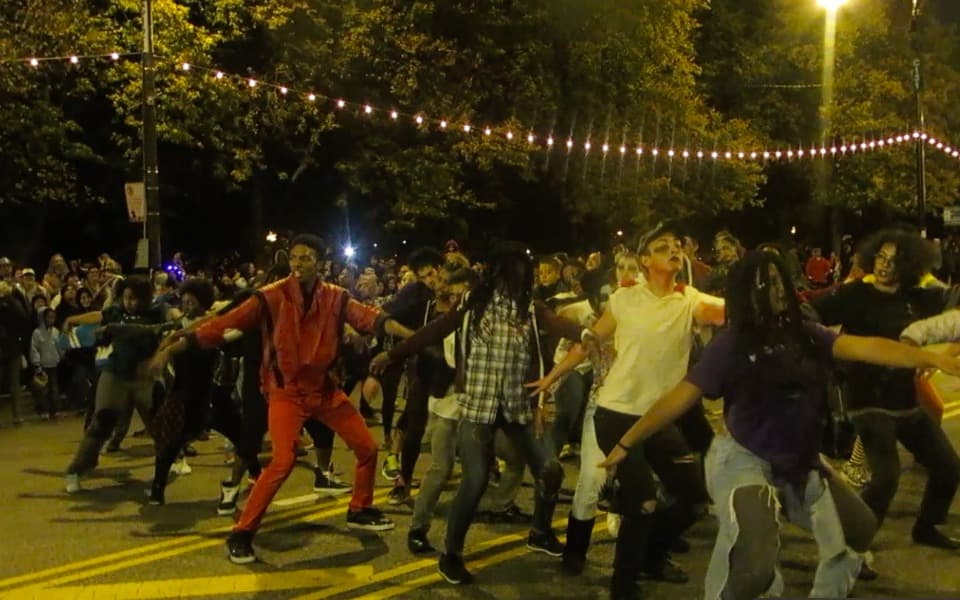 El Desfile de Halloween en Columbus Drive fue todo un espectáculo. Carros alegóricos, bailes, disfraces de todo tipo y el baile de Thriller que puso a todos a bailar. Mira esta galería de fotos.