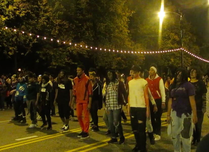 El Desfile de Halloween en Columbus Drive fue todo un espectáculo. Carros alegóricos, bailes, disfraces de todo tipo y el baile de Thriller que puso a todos a bailar. Mira esta galería de fotos.