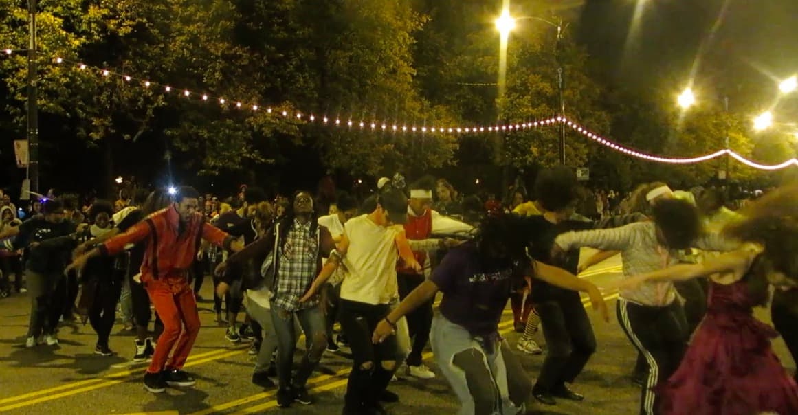 El Desfile de Halloween en Columbus Drive fue todo un espectáculo. Carros alegóricos, bailes, disfraces de todo tipo y el baile de Thriller que puso a todos a bailar. Mira esta galería de fotos.