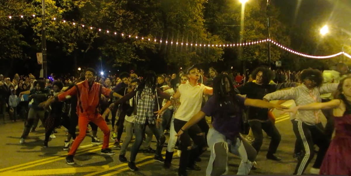 El Desfile de Halloween en Columbus Drive fue todo un espectáculo. Carros alegóricos, bailes, disfraces de todo tipo y el baile de Thriller que puso a todos a bailar. Mira esta galería de fotos.