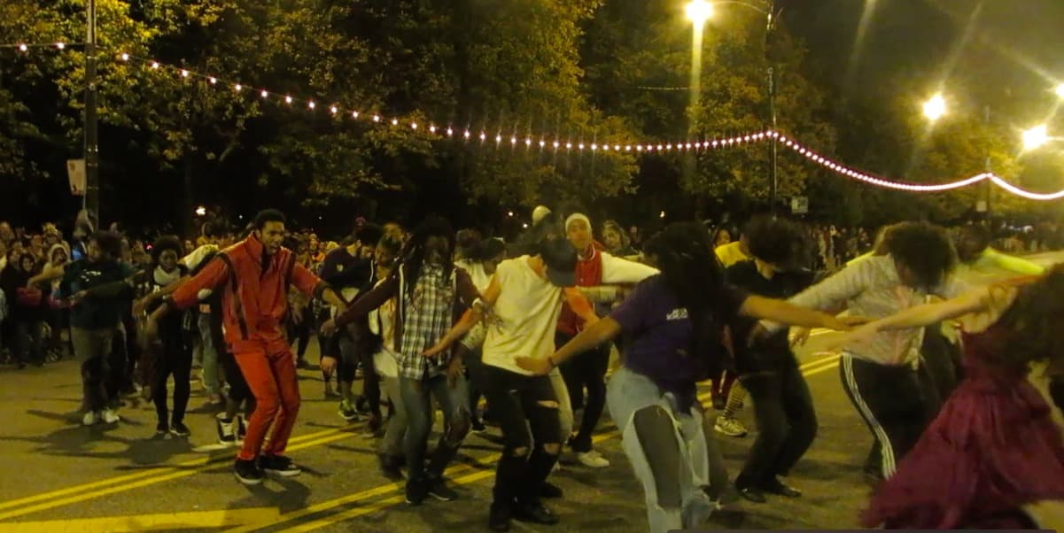 El Desfile de Halloween en Columbus Drive fue todo un espectáculo. Carros alegóricos, bailes, disfraces de todo tipo y el baile de Thriller que puso a todos a bailar. Mira esta galería de fotos.