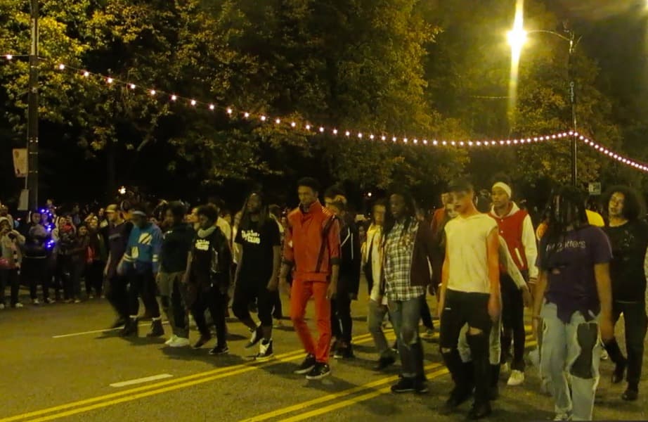 El Desfile de Halloween en Columbus Drive fue todo un espectáculo. Carros alegóricos, bailes, disfraces de todo tipo y el baile de Thriller que puso a todos a bailar. Mira esta galería de fotos.