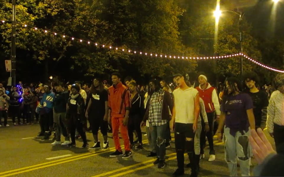 El Desfile de Halloween en Columbus Drive fue todo un espectáculo. Carros alegóricos, bailes, disfraces de todo tipo y el baile de Thriller que puso a todos a bailar. Mira esta galería de fotos.