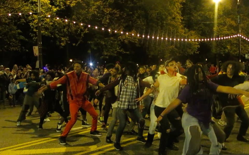 El Desfile de Halloween en Columbus Drive fue todo un espectáculo. Carros alegóricos, bailes, disfraces de todo tipo y el baile de Thriller que puso a todos a bailar. Mira esta galería de fotos.