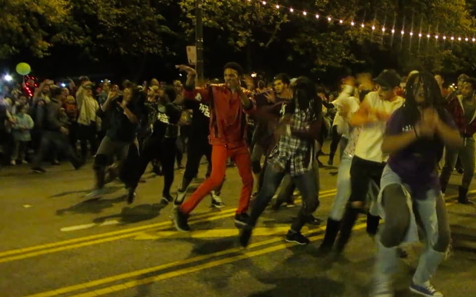 El Desfile de Halloween en Columbus Drive fue todo un espectáculo. Carros alegóricos, bailes, disfraces de todo tipo y el baile de Thriller que puso a todos a bailar. Mira esta galería de fotos.