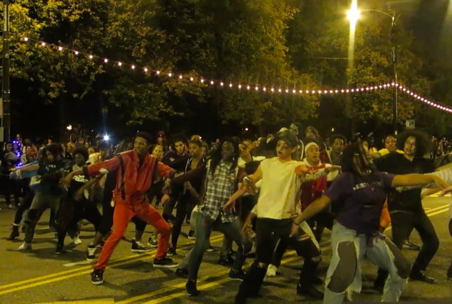 El Desfile de Halloween en Columbus Drive fue todo un espectáculo. Carros alegóricos, bailes, disfraces de todo tipo y el baile de Thriller que puso a todos a bailar. Mira esta galería de fotos.