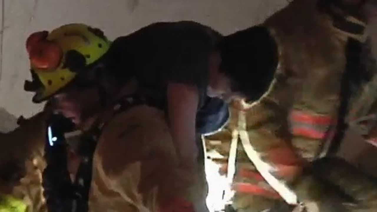 Se salva el adolescente de 14 años que fue rescatado por los bomberos de los escombros del edificio en Surfside
