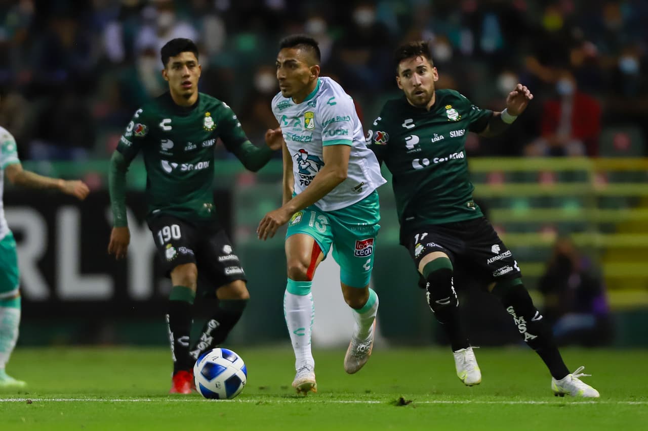 El equipo guanajuatense buscaba espacios pero no encontraba.