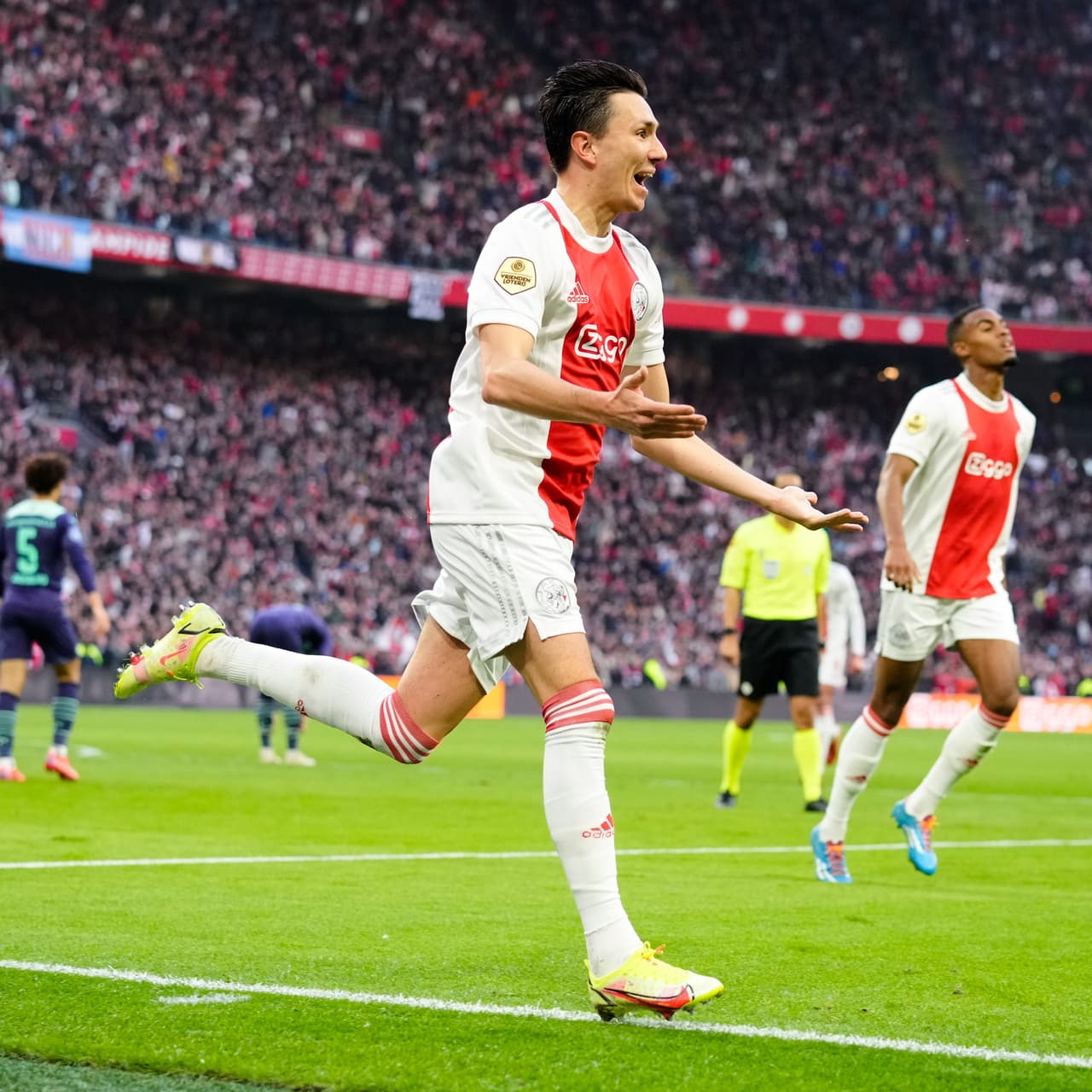 Ajax golea al PSV durante la 10ma fecha de la Eredivisie, donde los locales se impusieron ante los de Eindhoven con goliza 5-0, gracias a los tantos de Berguis (19'), Haller (56'), Anthony Dos Santos (66'), Klaassen (76') y Tadic en minutos agregados. Edson Álvarez fue titular, mientras que el 'Guti' Galaviz entro de cambio.
