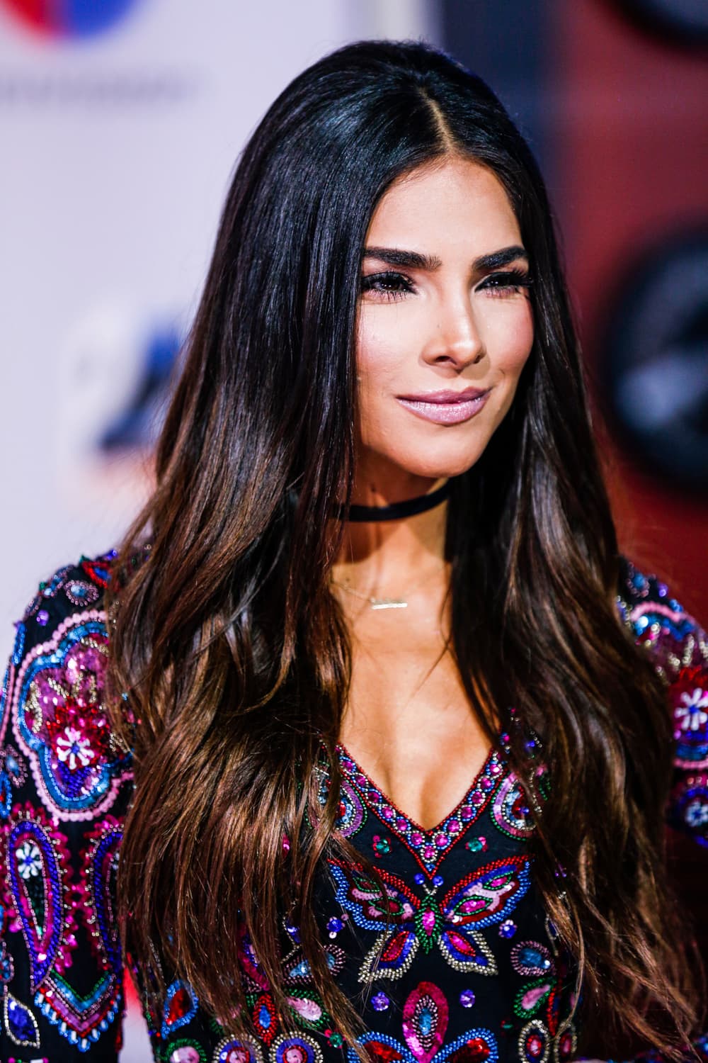 Alejandra Espinoza quien además fue una de las conductoras principales del show de Premios Juventud brilló también en la alfombra.