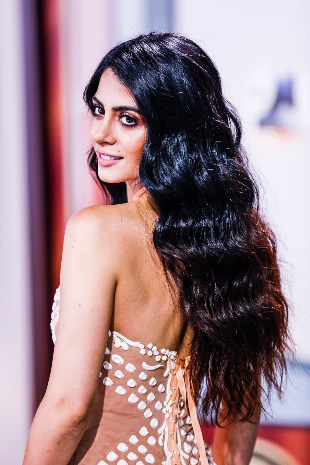 Emeraude Toubia una de nuestras conductoras principales de Premios Juventud que brilló en la alfombra.