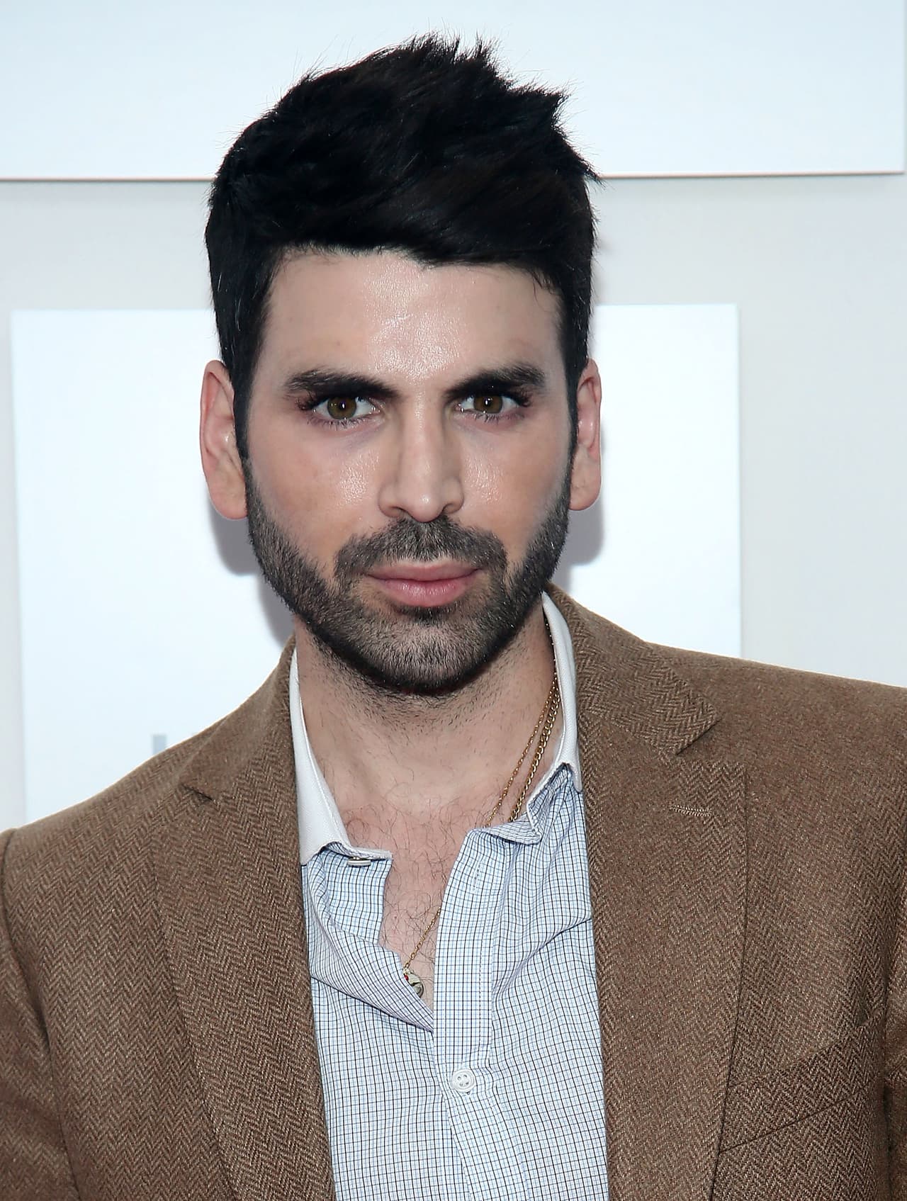 Un año después, el español consiguió un contrato con L'Oréal Paris y la Semana de la Moda de Madrid, donde colaboró con las modelos más reconocidas.