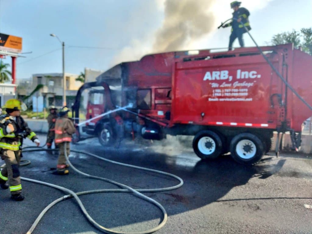 Camión se incendia en la Avenida Martínez Nadal en Guaynabo