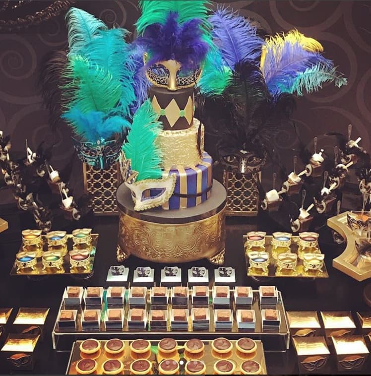 El pastel de cuatro pisos fue hecho especialmente para el actor, quien cumplió años el pasado 27 de agosto pero fue hasta el sábado que lo festejaron en grande.