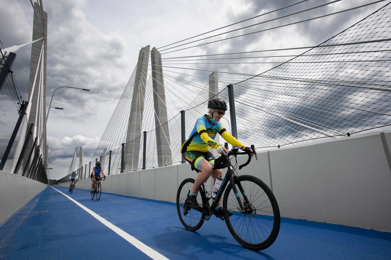 <h3 class="cms-H3-H3">9. Westchester, Nueva York</h3>
<br>
<b>(34597)</b>
<br>
<br>Andrew Cuomo, gobernador de Nueva York, dijo este jueves que la entidad tuvo por primera vez menos de 1,000 hospitalizaciones desde el pasado 18 de marzo.
<a href="https://twitter.com/NYGovCuomo/status/1276137006591086592?s=20" target="_blank">"Juntos doblamos la curva"</a>, expresó el mandatario en su cuenta de Twitter. Añadió mantener la distancia social y usar máscara protectora.
<br>
<br>La entidad se encuentra analizando los nuevos brotes que se han suscitado en otros estados par seguir con su plan de reaperturahasta ahora.
<br>
<br>Westchester,
<b>un suburbio importante de la ciudad de Nueva York, es uno de los condados más golpeados por el coronavirus desde el inicio del brote. </b>
<br>
<br>En imagen, Christine Schopen, presidenta del Westchester Cycle Club y el gobernador Cuomo dan un paseo en bicicleta en el condado.