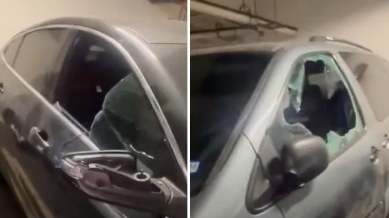 Rompen las ventanas de decenas de autos en el estacionamiento de un complejo de apartamentos en el centro de la ciudad de Dallas, Texas.