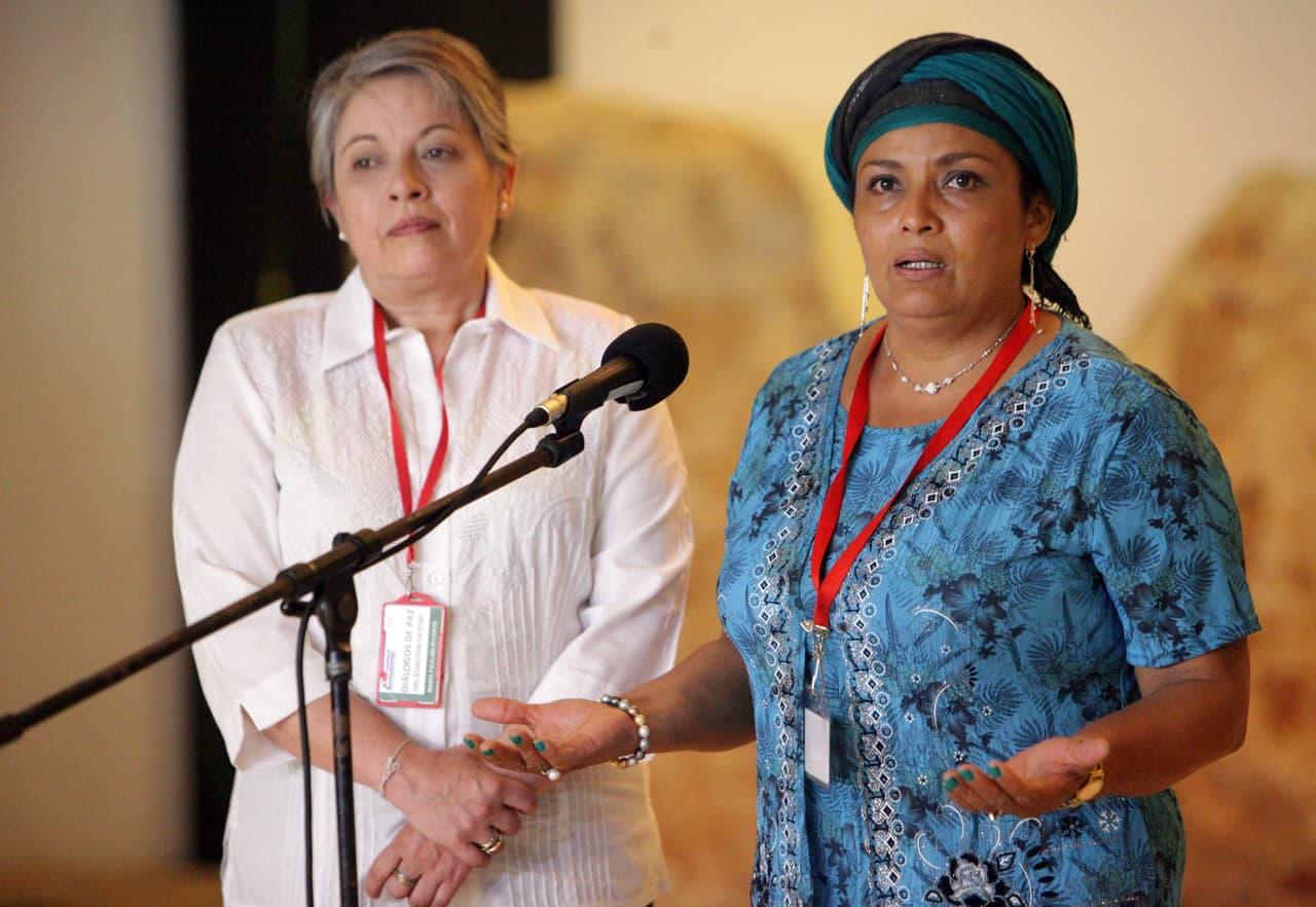 Victoria Sandino (d), representante de la gerrilla de las FARC, y María Paulina Riveros (i), en representación del Gobierno colombiano.