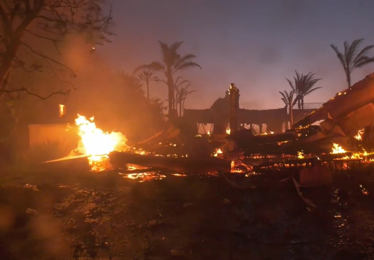 Residentes de la comunidad tuvieron que salir y dejar todas sus pertenencias. Hasta ahora no saben con certeza si su casa ha sido una de las afectadas.