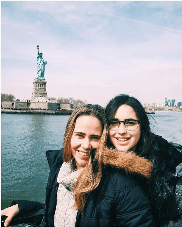 Margarita Magaña de viaje con su hija