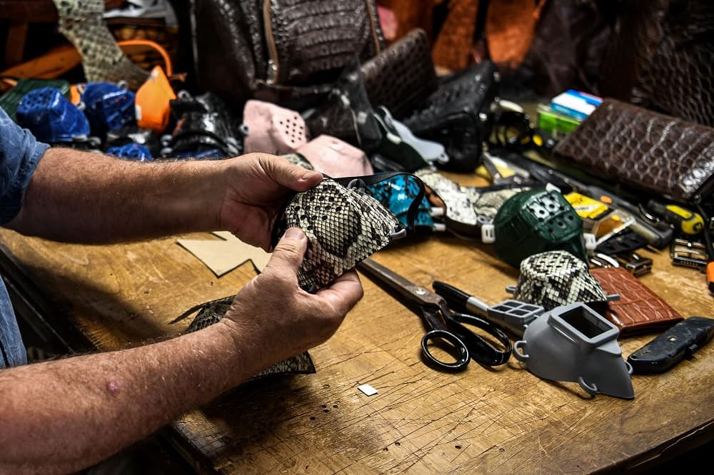 Brian Wood fabrica una máscara facial con la piel de la pitón.