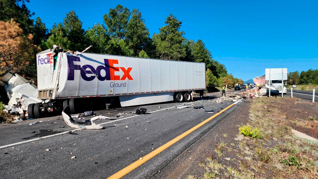 El segundo accidente fatal se registró la madrugada de este jueves 6 de junio sobre la
<b> Interestatal 40</b>, cerca de Parks, cuando al parecer dos camiones remolque se impactaron, provocando que las unidades sufrieran graves daños y que 
<b>dos personas perdieran la vida</b>. Por el momento no está claro cómo fue que ocurrió el accidente, por lo que agentes del Sheriff del Condado Coconino ya investigan.