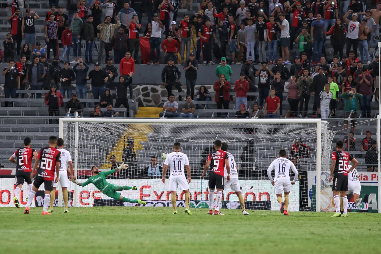 Pero en el segundo tiempo suceció todo... los locales se fueron adelante en el marcador para quebrar ese siempre amargo empate a cero en los partidos.