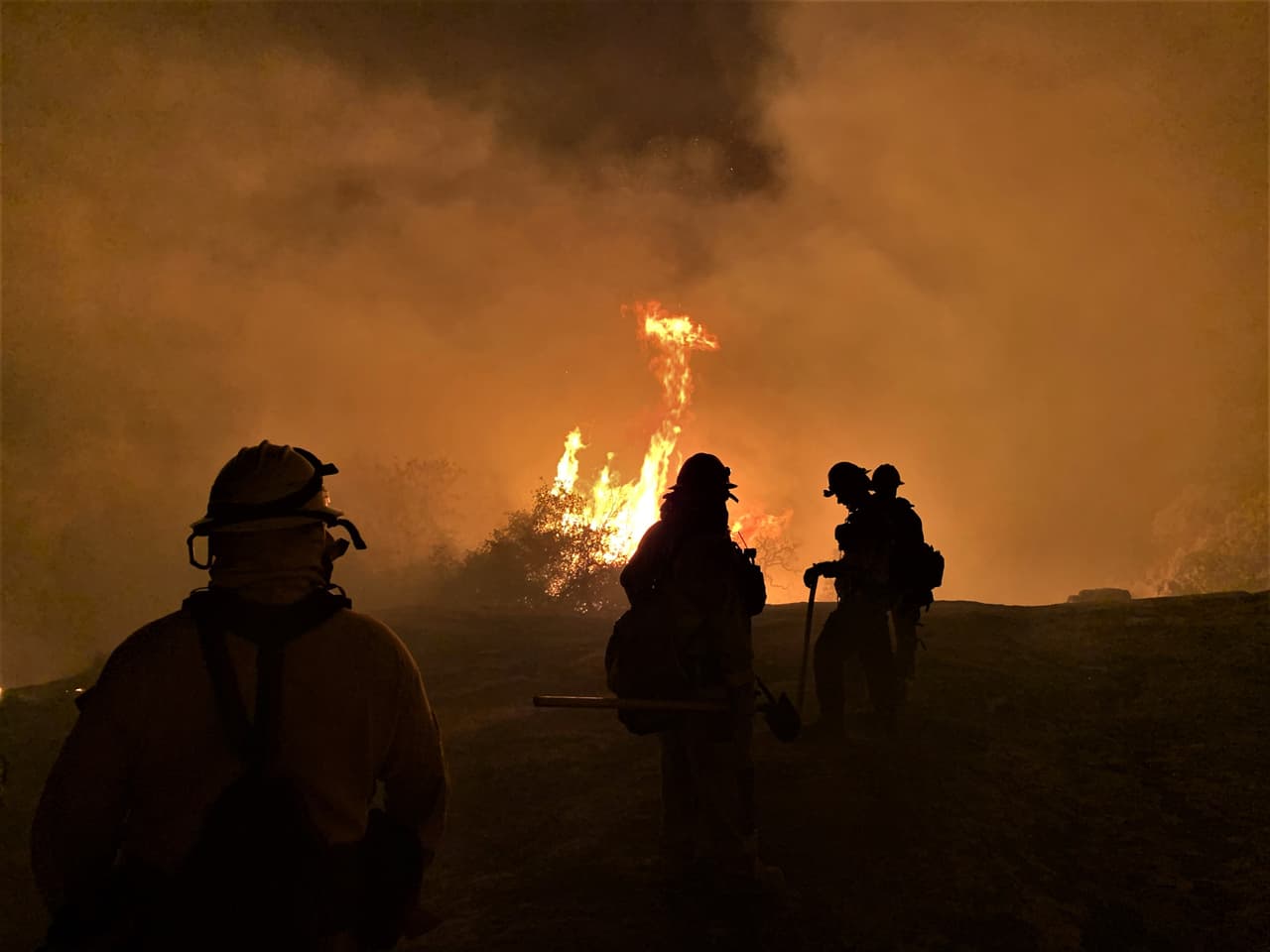 El departamento indicó que mientras cenaban, se les acercaron dos niños de una familia local que les había dibujado notas de agradecimiento.