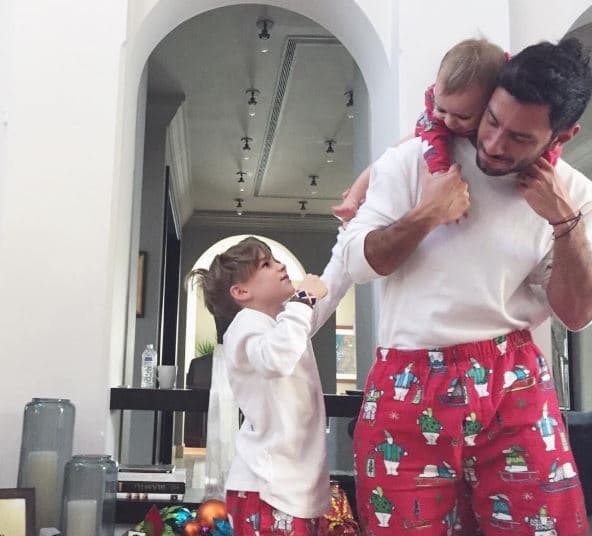 Jwan luce increíblemente feliz cuando pasa tiempo con los gemelos y así lo demuestra en sus redes sociales.