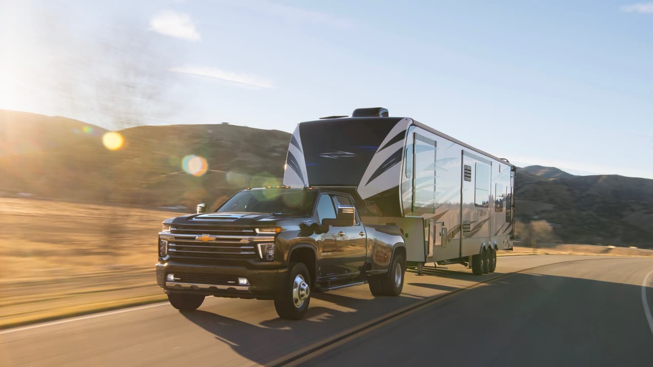 Chevrolet nos dice que la capacidad de remolque de la Silverado HD 2020 supera en un 52% a la del vehículo que reemplaza, siendo ahora 
<b>capaz de remolcar hasta 35,500 libras</b> dependiendo de la versión y la motorización. Esto hace de la Silverado HD la camioneta más poderosa en Estados Unidos . . . por el momento.
<br>En la imagen vemos una 
<b>Chevrolet Silverado 3500 HD 2020 con opción dually o DRW</b> (4 ruedas en el eje trasero)