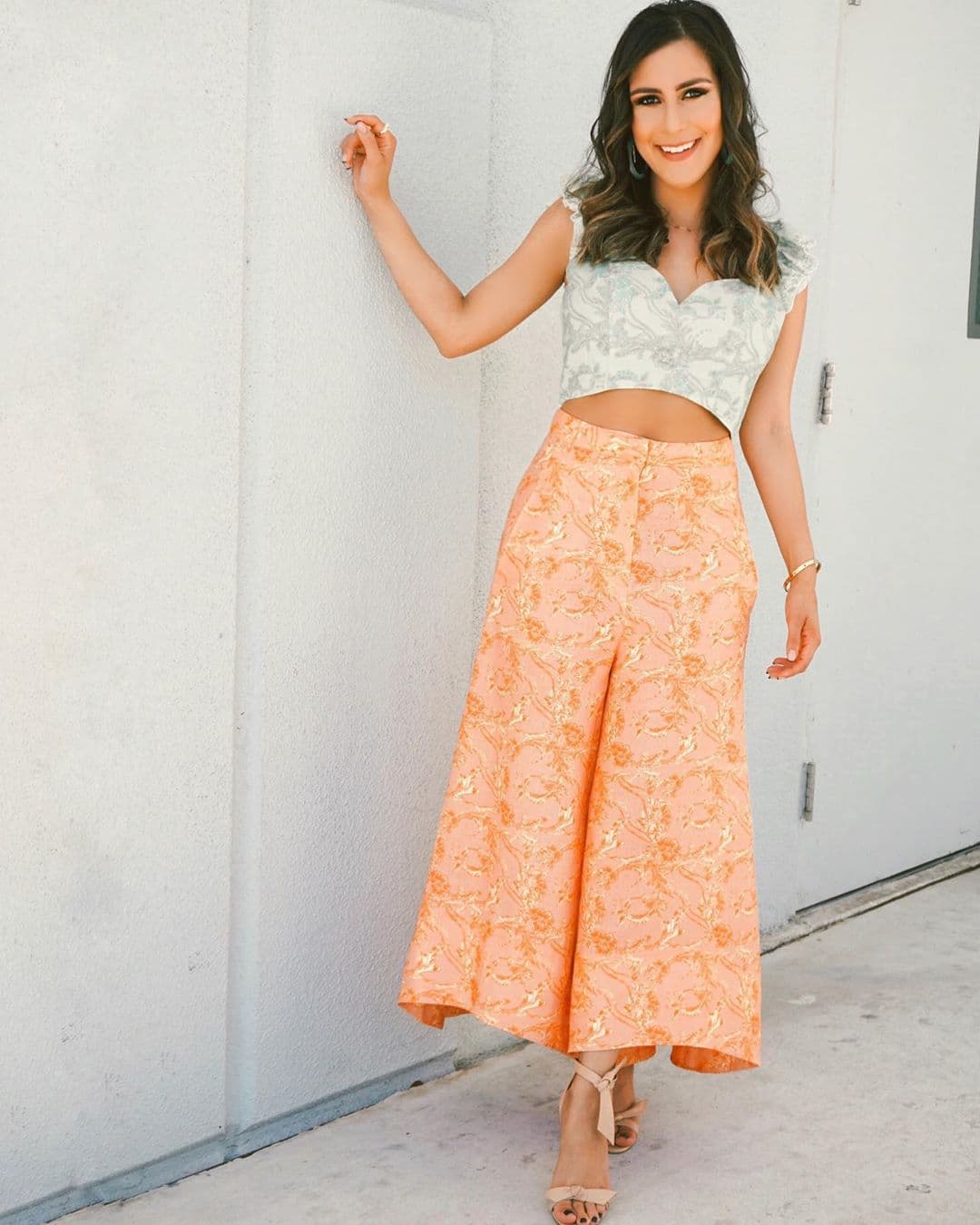 Jessi lució un conjunto en el que también destaca un tono anaranjado con un sutil estampado floral.