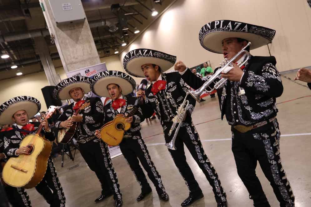 El Mariachi Mexicanísimo de La Gran Plaza de Fort Worth son los que han puesto ambiente mexicano en cada evento del boxeador.