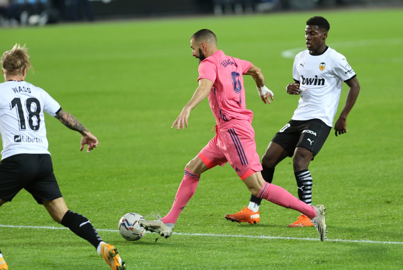Real Madrid recibe una goliza por parte del Valencia durante la novena jornada de LaLiga. Karim Benzema abrió con gol para los 'Merengues', sin embargo Carlos Soler se luce haciendo un hat-trick y Rafael Varane se encarga de sumar un gol más para los 'ches', dejando el marcador 4-1.