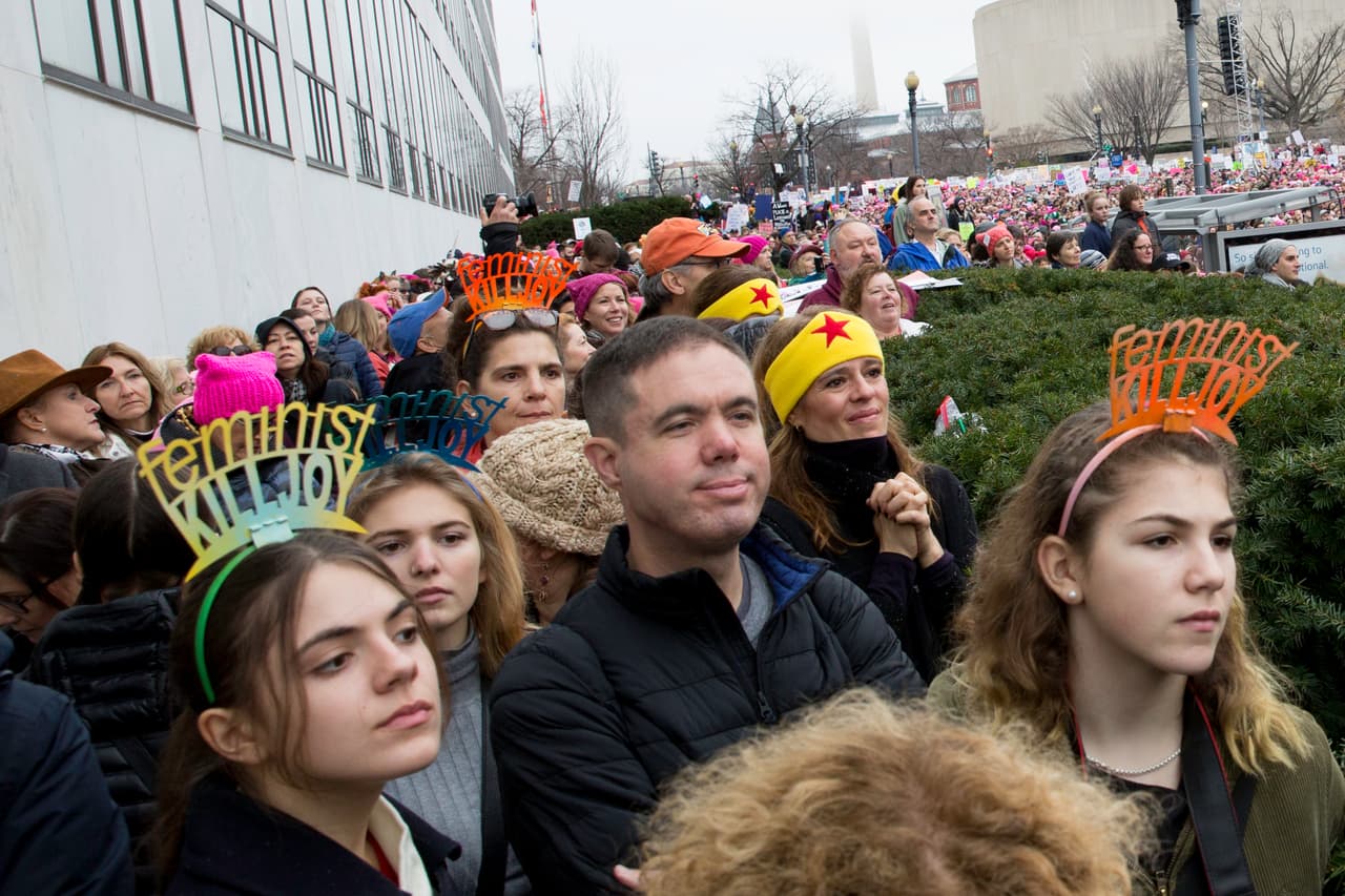 Muchos vinieron acompañando a sus hijas, a sus madres o a sus mujeres para protestar contra la misoginia del presidente y lanzar un mensaje para defender las conquistas sociales que la nueva Casa Blanca podría restringir.