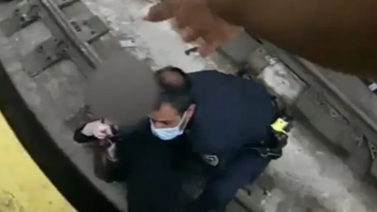 Agentes saltan a las vías del metro de Nueva York para salvar a una mujer que se desmayó