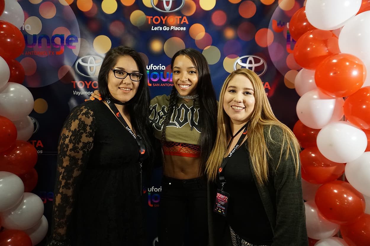 Tinashe stops by the Uforia Lounge for a quick acoustic session and a meet and greet.