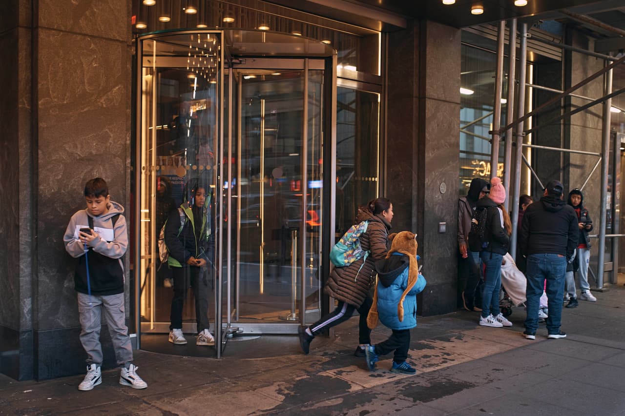 Familias salen del Row Hotel, que funciona como albergue municipal