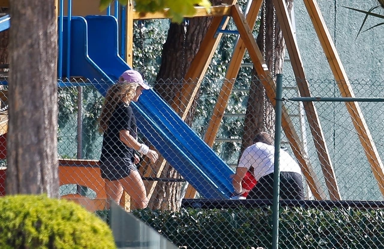 Tal parece que el área de juegos ya quedó instalada y así lo constató la famosa pareja, quienes fueron captados al visitar su próximo hogar.