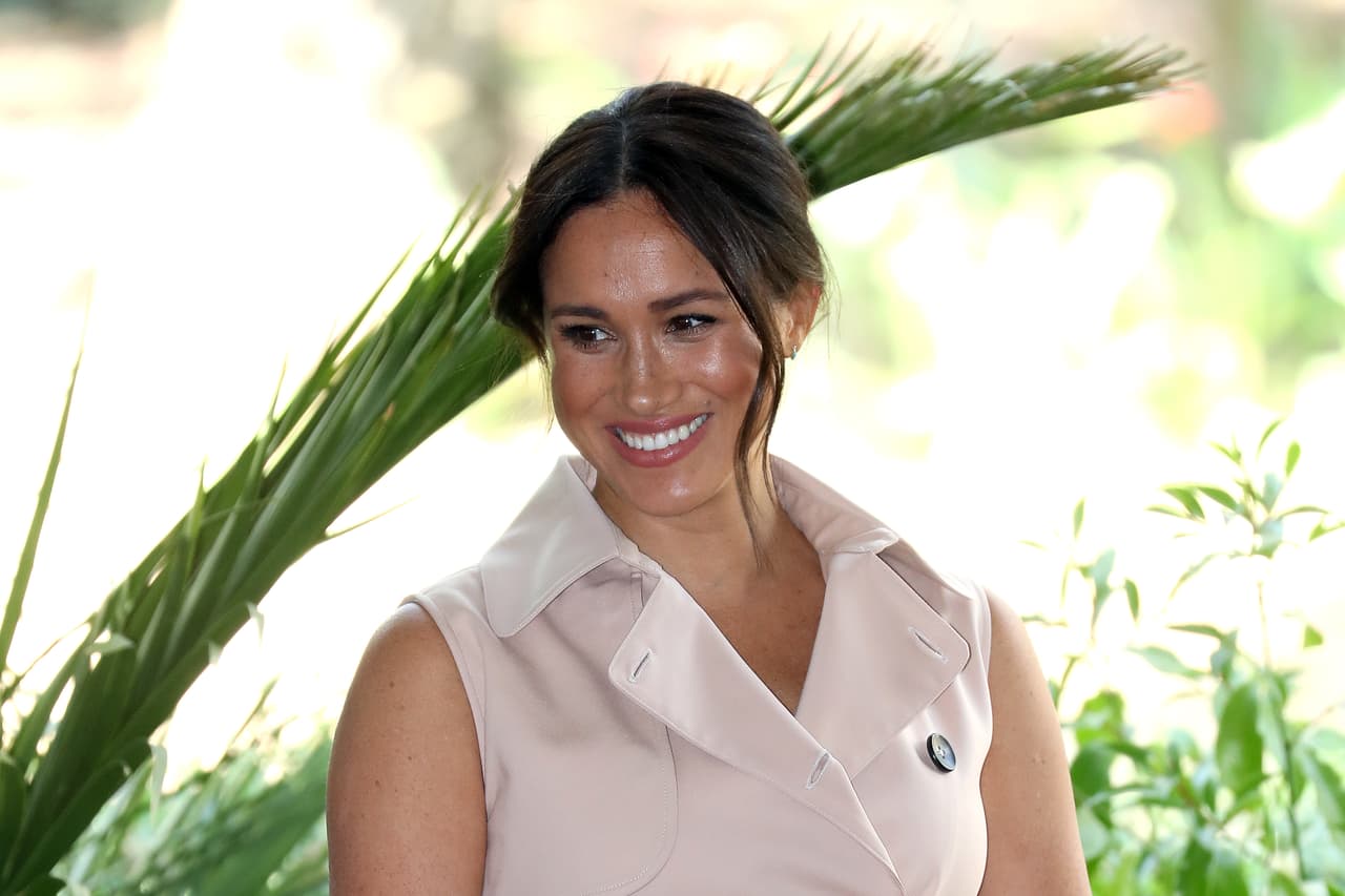 "Devolvió el teléfono y dijo: 'Feliz Año Nuevo', y dijimos 'Gracias y Feliz Año Nuevo'. Luego nos volvimos a reír y dijimos: '¿Eso acaba de suceder?' Todavía no puedo creerlo, se siente 
<b><a href="https://www.univision.com/famosos/las-fotos-de-la-millonaria-mansion-donde-el-principe-harry-y-meghan-markle-pasaron-su-primera-navidad-como-padres-fotos">como un sueño</a></b>”, señaló la joven.