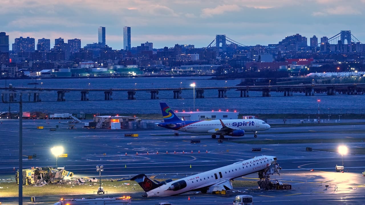 Caos en el aeropuerto LaGuardia: retrasos y cancelaciones afectan a miles tras fatal accidente
