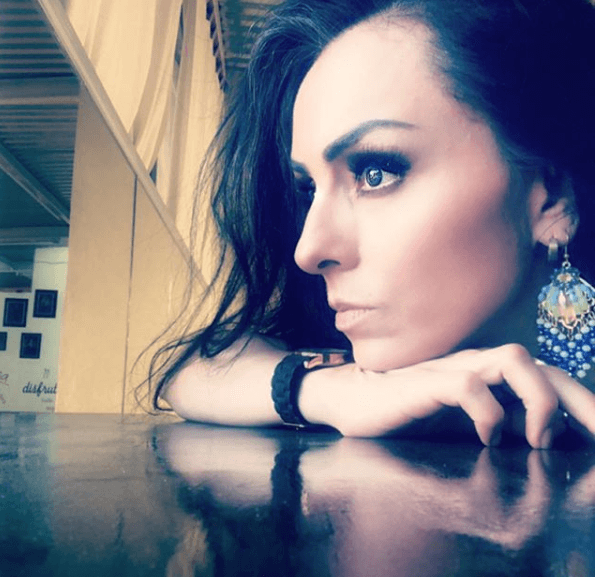 "Llegó un momento en que sí 
<b>hubo una falta de respeto que se tornó en una agresión física bastante fuerte </b>en medio de una escena que no estaba planteado, pero yo ya venía cargando con sus 
<b>faltas de respeto continuas de empujarme</b>".
<br>