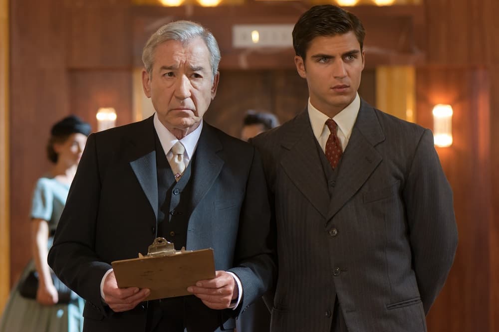 Don Emilio recibe a un nuevo empleado en las galerías.