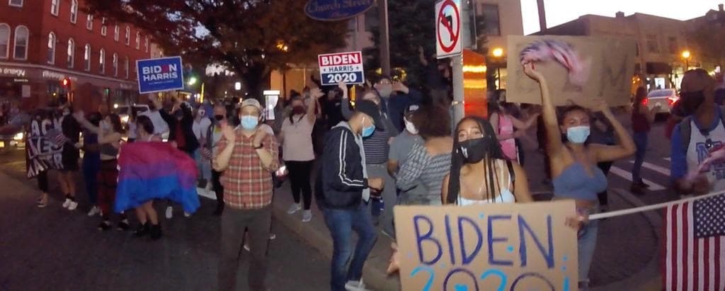 Simpatizantes del Biden y Harris 
<a href="https://www.univision.com/local/nueva-york-wxtv/elecciones-estados-unidos-2020/cientos-de-neoyorquinos-salen-a-las-calles-a-celebrar-victoria-de-joe-biden-y-kamala-harris-fotos">inundaron las calles de la ciudad de Nueva York </a>y Nueva Jersey celebrando la victoria de los demócratas a pesar de las denuncias de la campaña del presidente Trump en corte citando problemas en el conteo de los votos en varios estados.